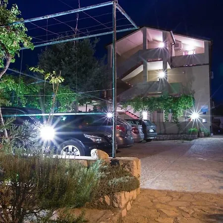 In With Balcony, Air Condition, Wifi Daire Lopar
